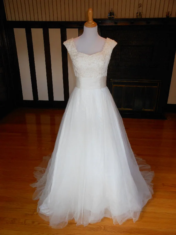 Justin Alexander Sequin unclassified dresses